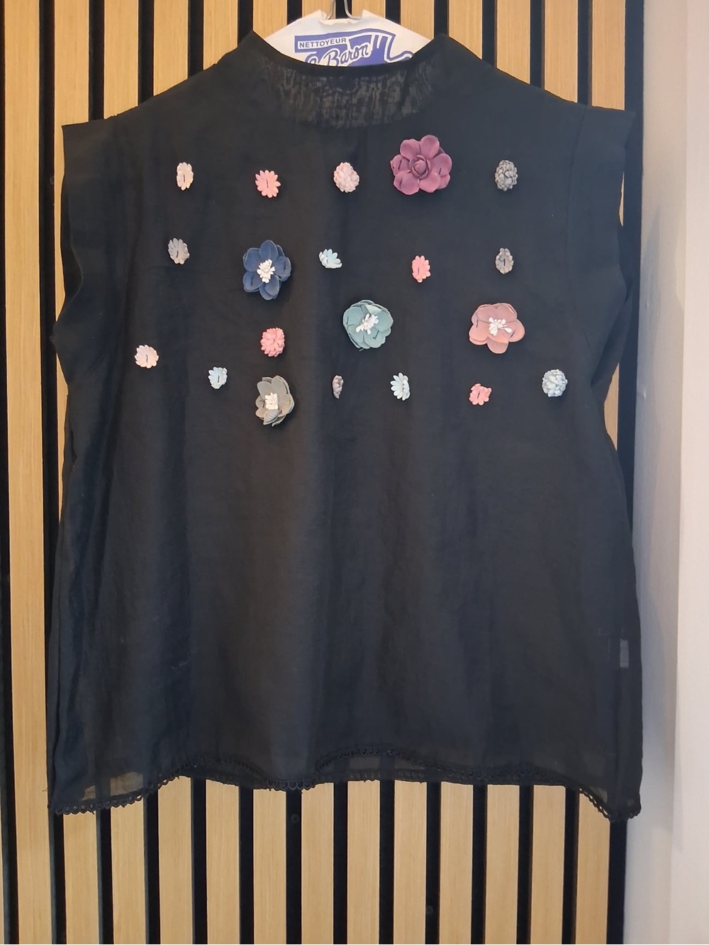 Women’s Black Floral Appliqué Sleeveless Top